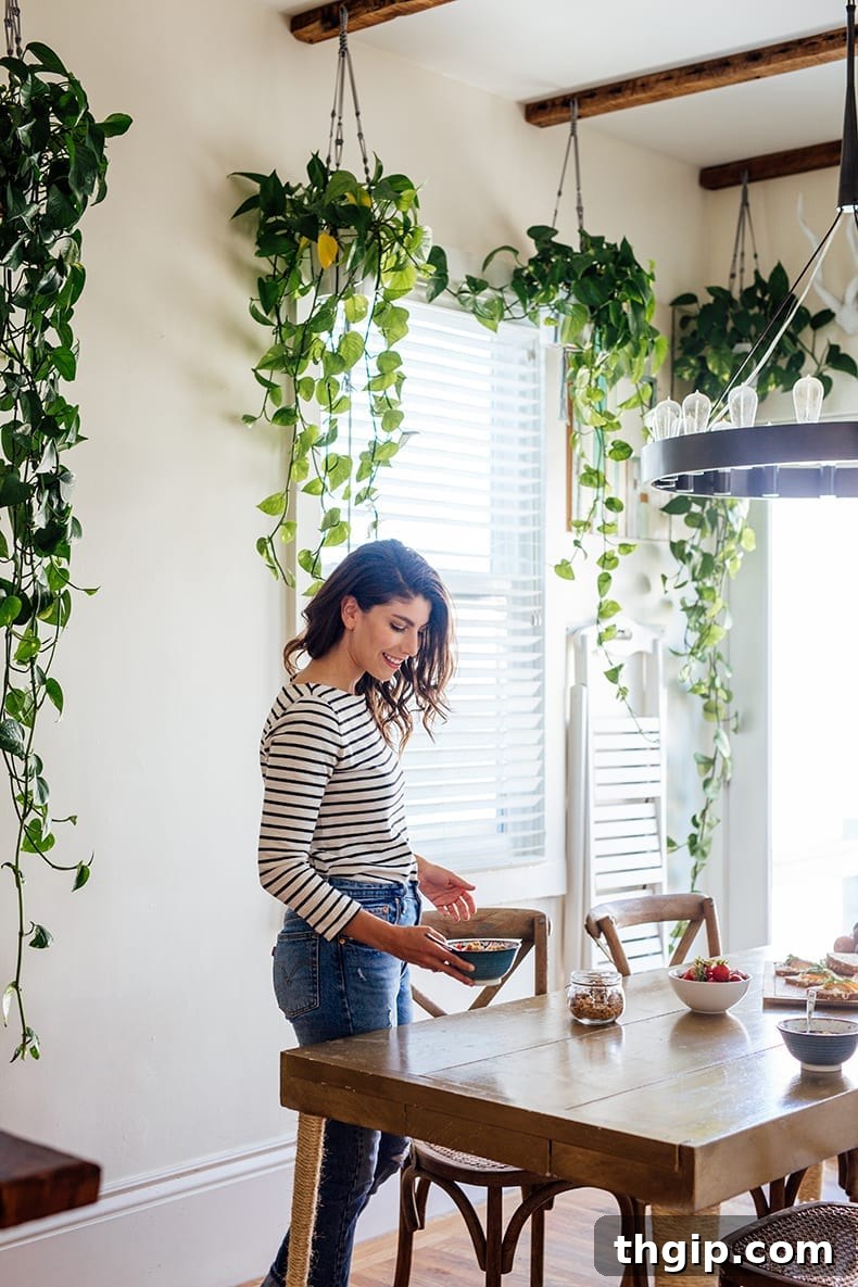 Blog Yazarlığı Öldü mü? Yeni Başlayanlara Paha Biçilmez İpuçları 2 Is blogging dead? Answering this question and helpful blogging tips in this article for new and experienced bloggers alike! A woman smiling, holding a camera.