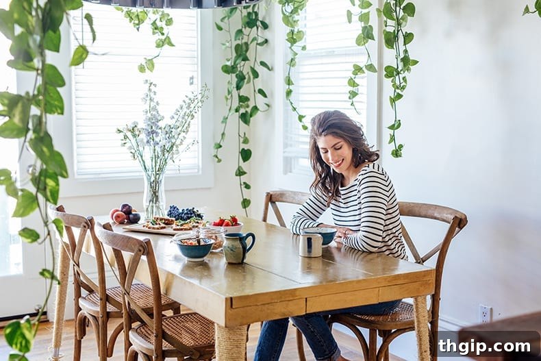 Blog Yazarlığı Öldü mü? Yeni Başlayanlara Paha Biçilmez İpuçları 3 Is blogging dead? Should we all just give up? Is social media the only thing that matters? Answering these questions and more on The Healthy Maven. A woman sitting at a desk, looking thoughtfully at a laptop.