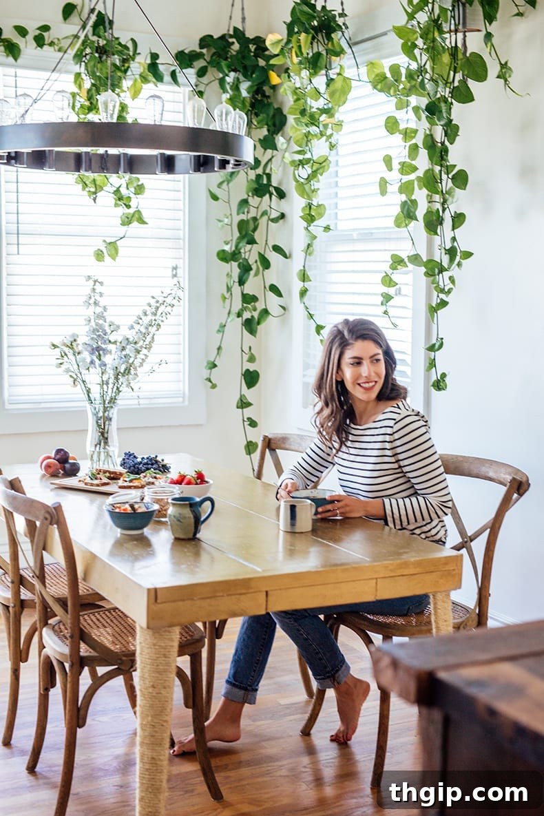 Blog Yazarlığı Öldü mü? Yeni Başlayanlara Paha Biçilmez İpuçları 4 Is blogging dead and other helpful blogging tips from The Healthy Maven. A woman sitting at a desk, writing in a notebook.