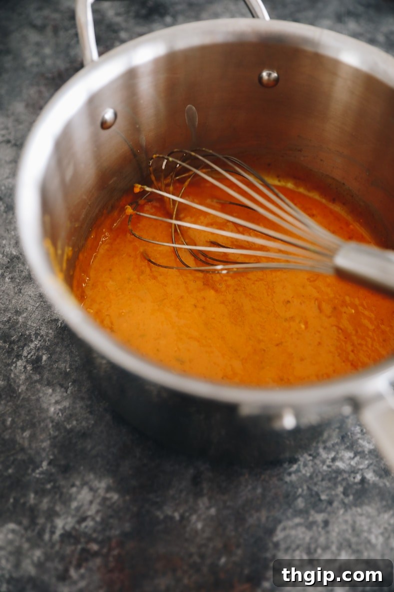 Fırında Sriracha Limonlu Tavuk Kanatları 4 Sriracha lime sauce simmering in a small pot on the stove