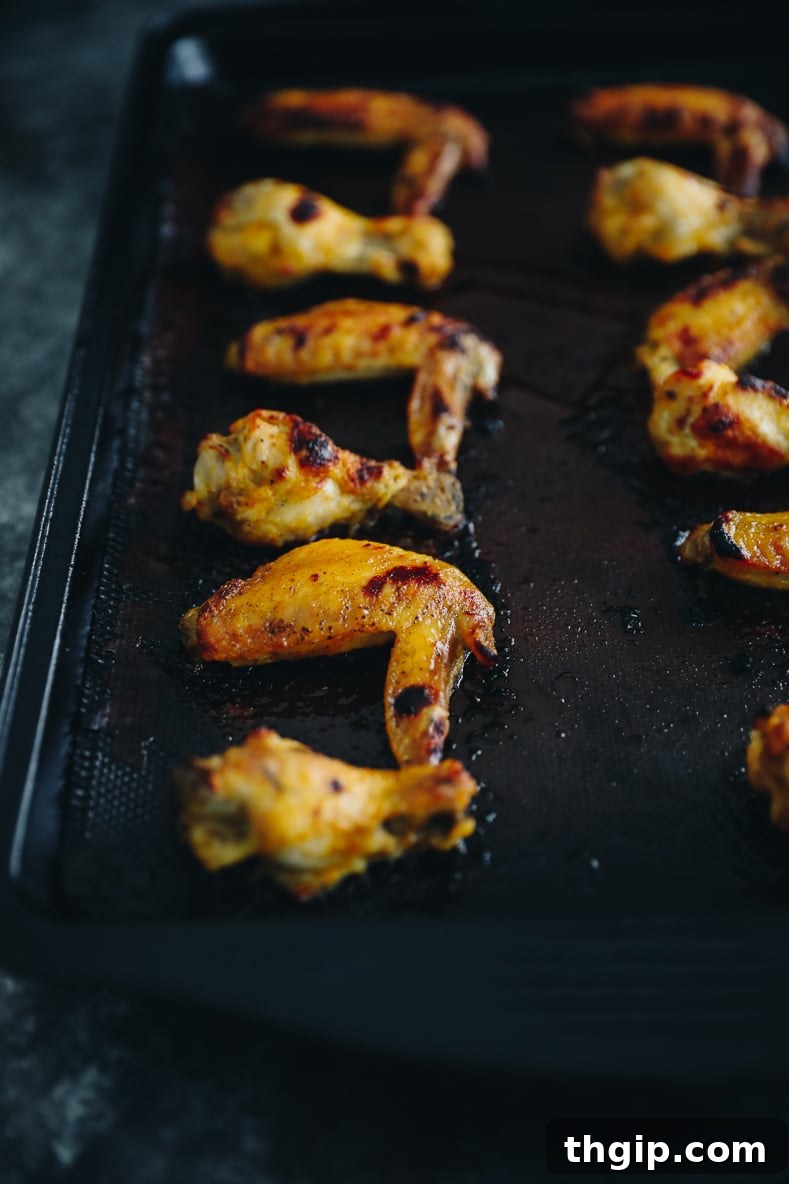 Fırında Sriracha Limonlu Tavuk Kanatları 5 Baked Sriracha Lime Chicken Wings coated in glaze, fresh from the oven
