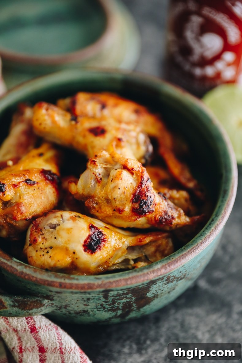 Fırında Sriracha Limonlu Tavuk Kanatları 6 A close-up of a glazed sriracha lime chicken wing